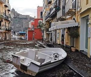 IL BORGO DOPO UNA DELLE ABITUALI TEMPESTE